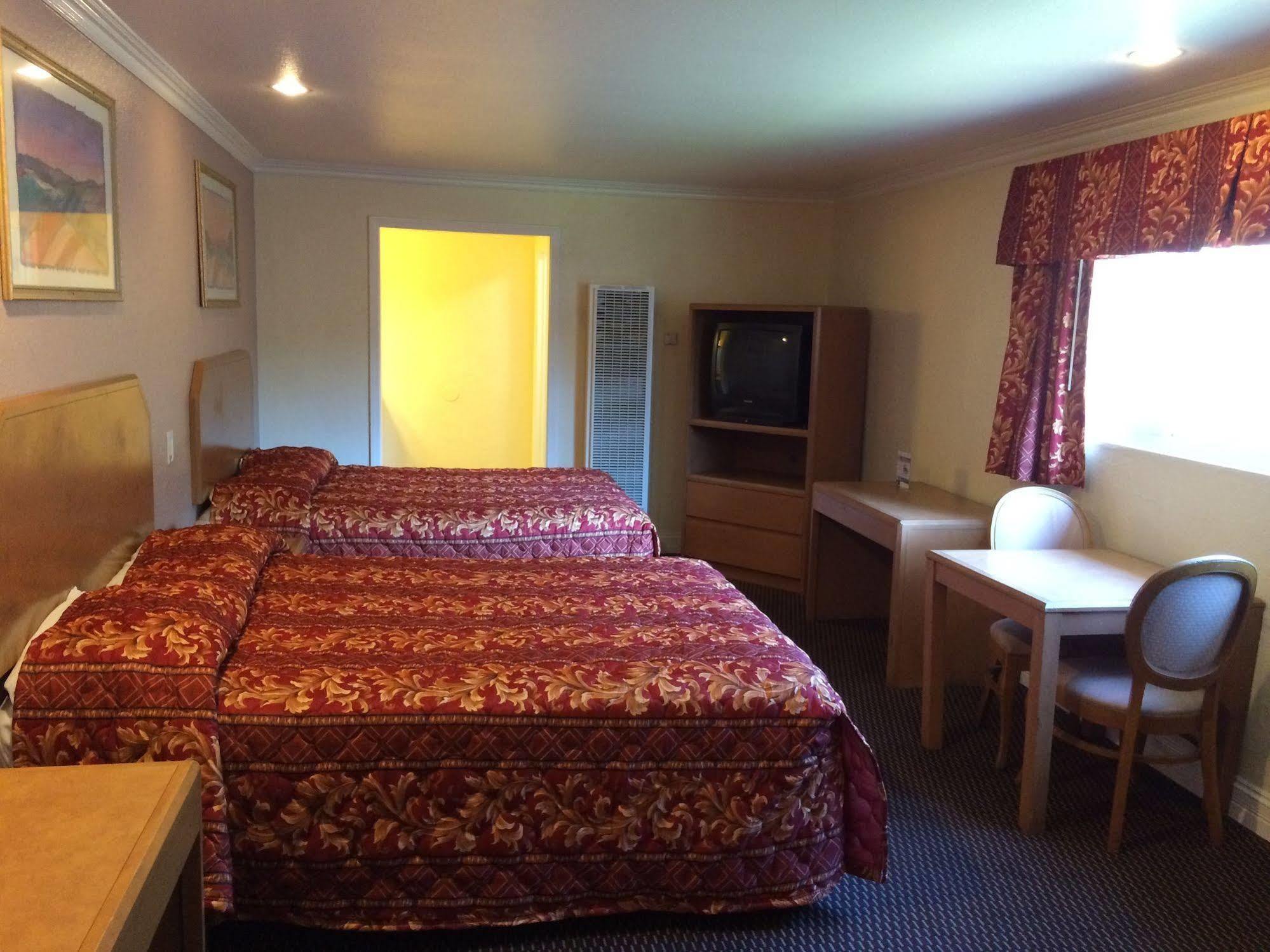 Town And Country Inn Santa Maria  Bagian luar foto