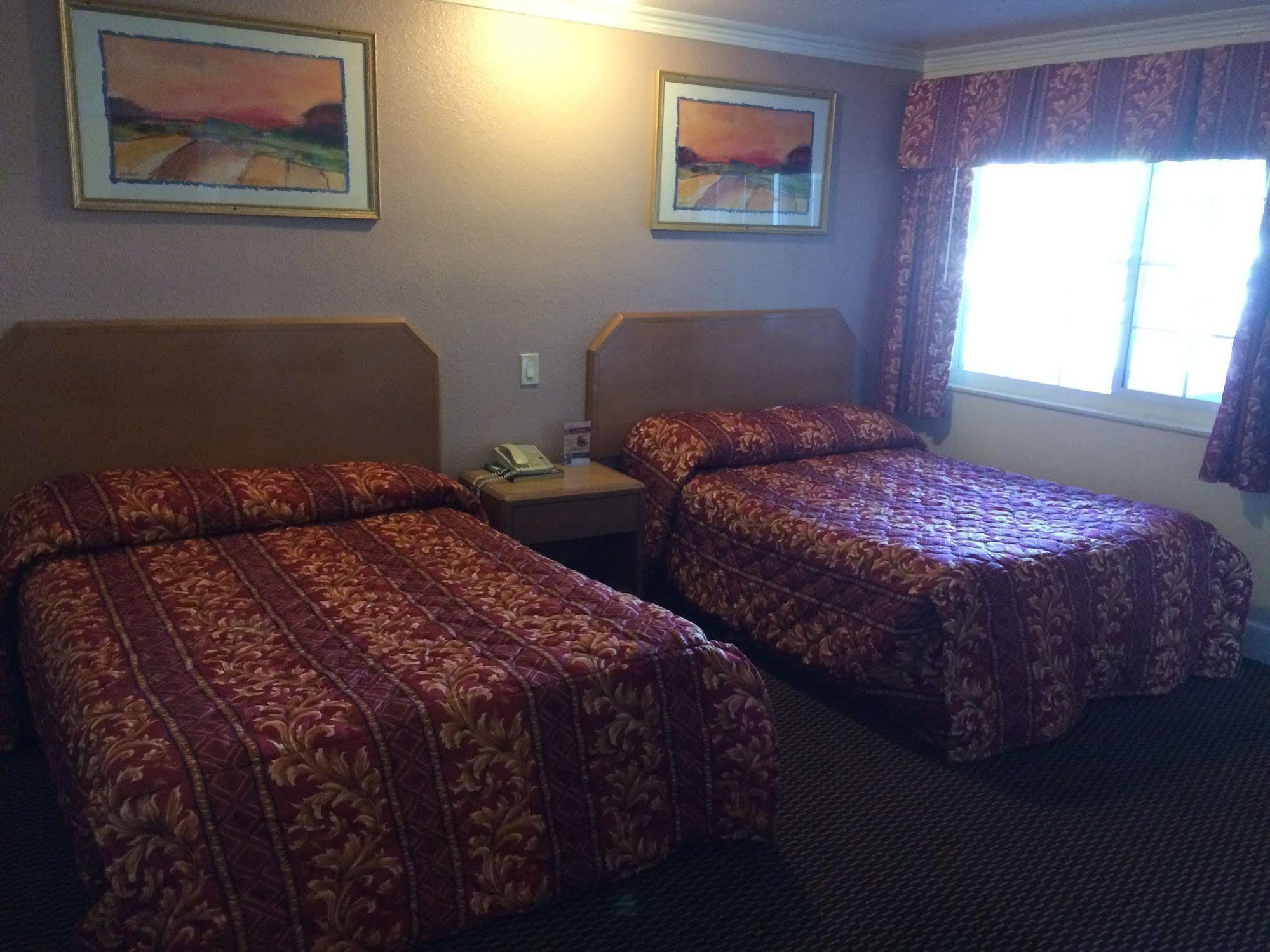Town And Country Inn Santa Maria  Bagian luar foto