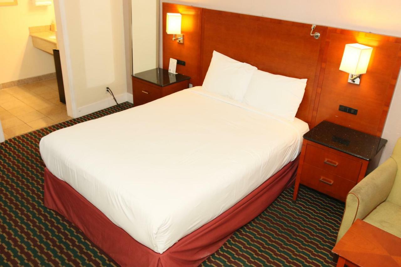 Town And Country Inn Santa Maria  Bagian luar foto