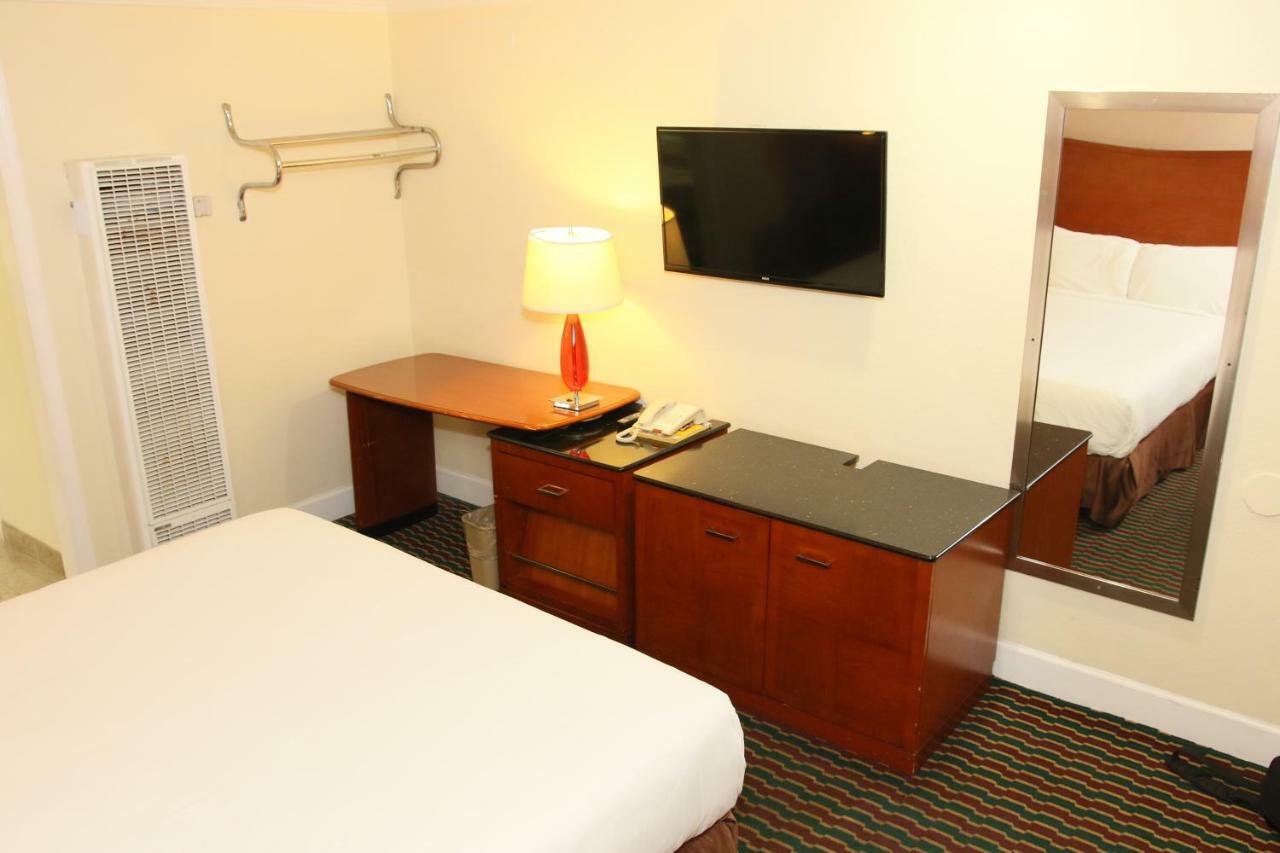 Town And Country Inn Santa Maria  Bagian luar foto