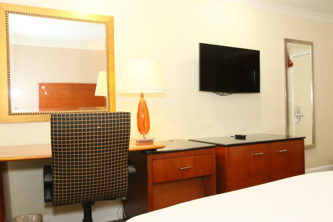 Town And Country Inn Santa Maria  Bagian luar foto