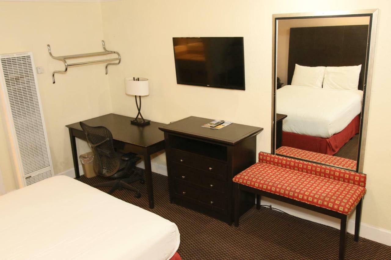 Town And Country Inn Santa Maria  Bagian luar foto