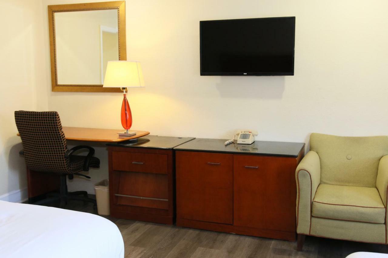 Town And Country Inn Santa Maria  Bagian luar foto