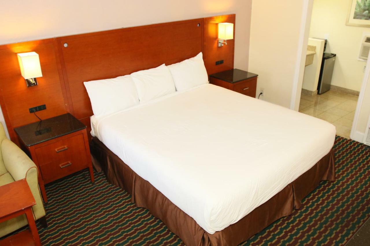 Town And Country Inn Santa Maria  Bagian luar foto