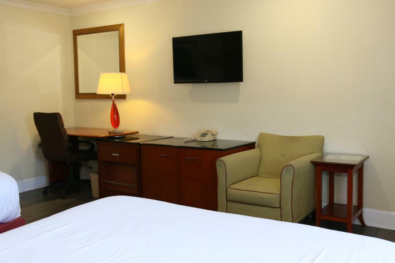 Town And Country Inn Santa Maria  Bagian luar foto