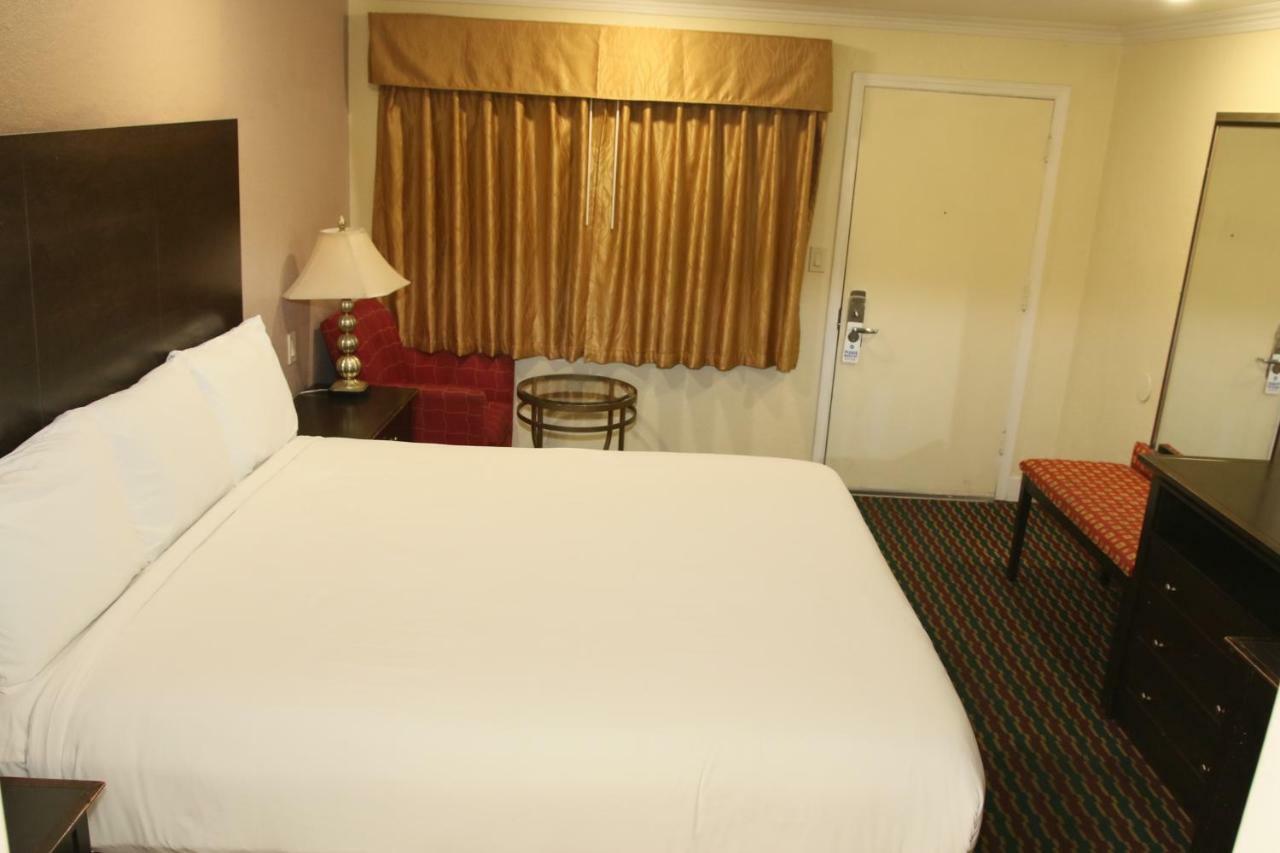 Town And Country Inn Santa Maria  Bagian luar foto