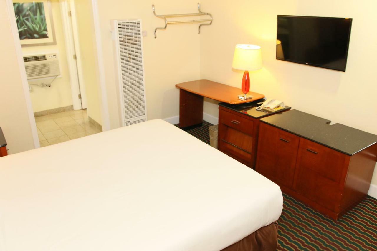 Town And Country Inn Santa Maria  Bagian luar foto